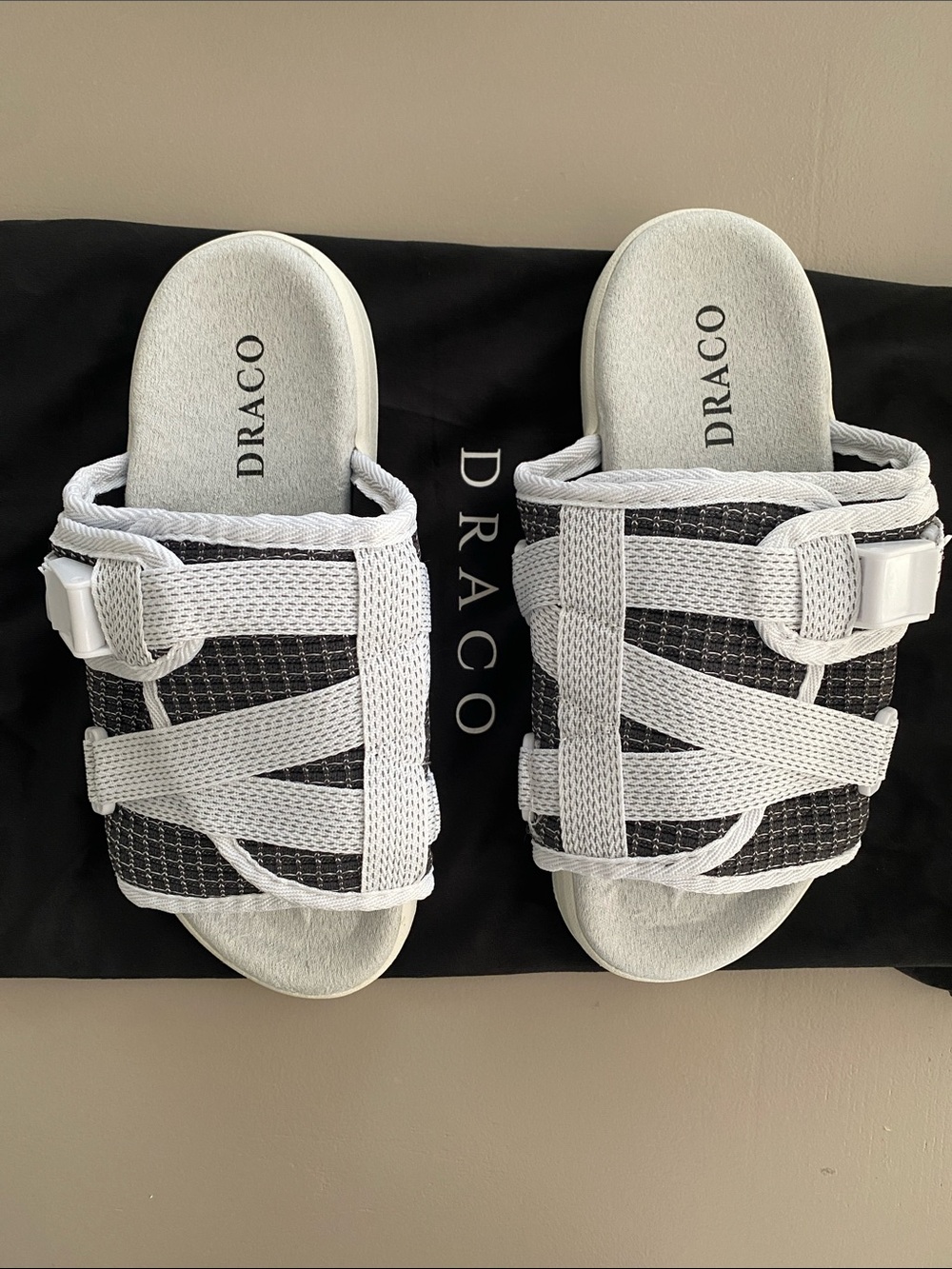 Draco Slides Black & White NWOT